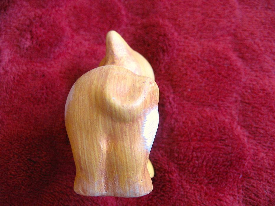 Kot - rudy z dzwoneczkiem - figurka ceramika - 6 x 7 x 3 cm