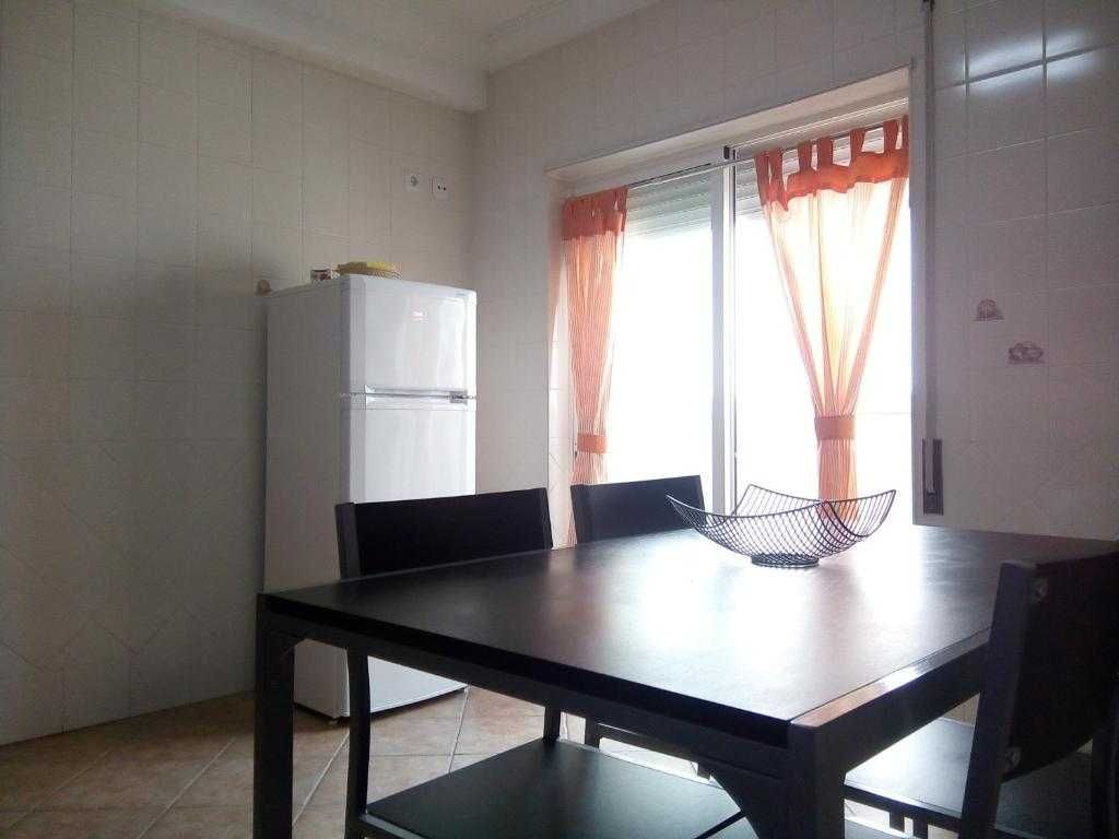 distancia da praia cinco minutos a pé