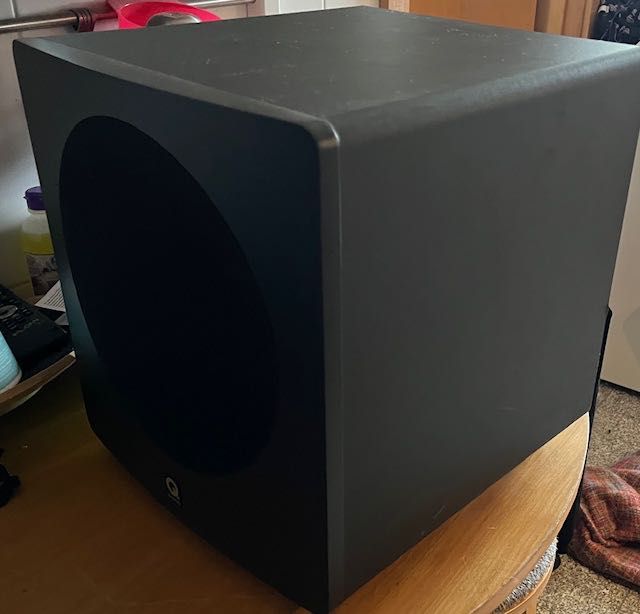 Colunas Hi-Fi Q Acoustics e Subwoofer