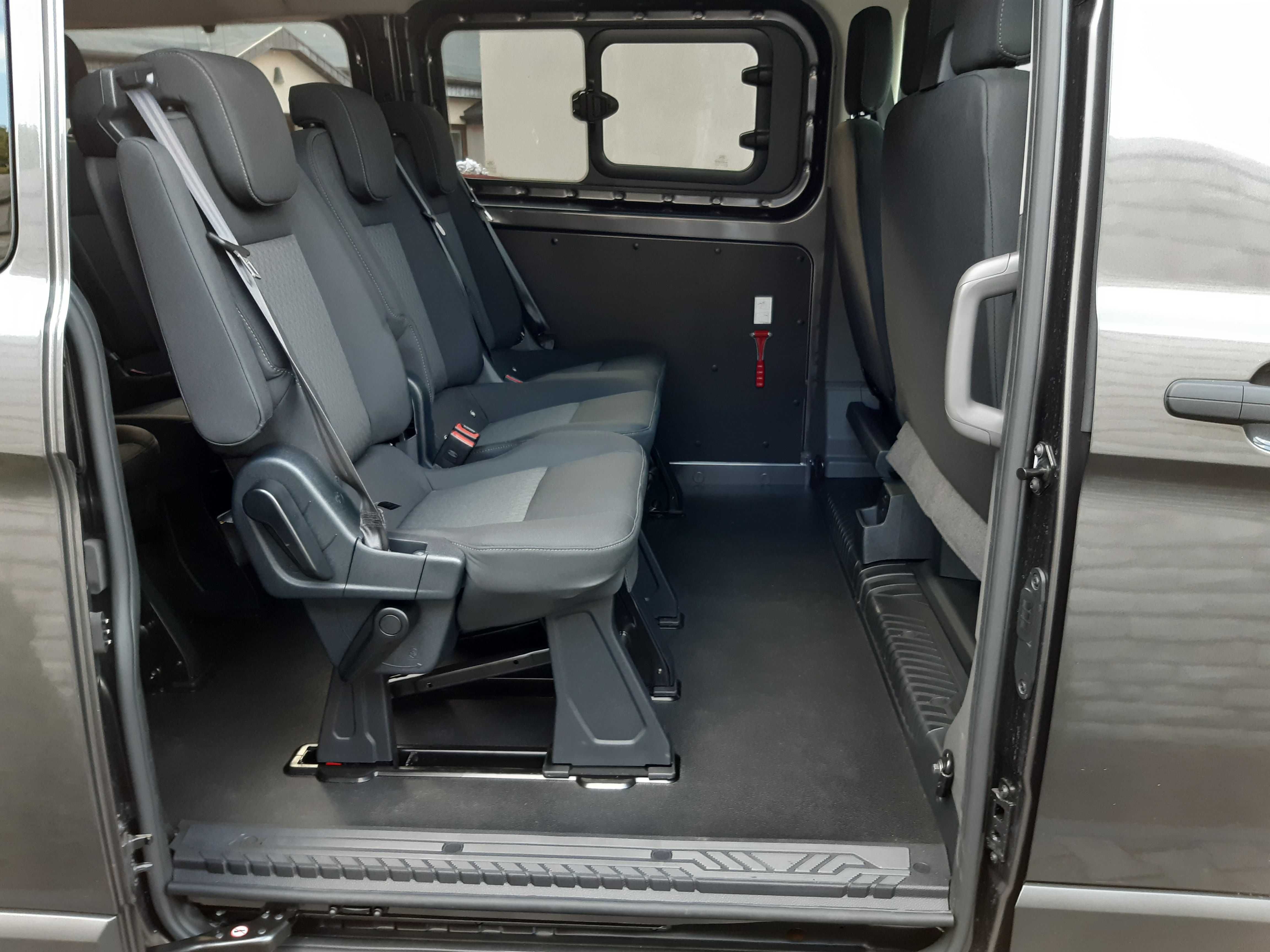Wynajem wypożyczalnia busów 9 osobowych Nowy Ford Custom Long