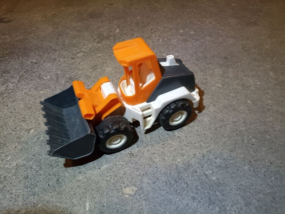 Zabawkowy spychacz ładowarka