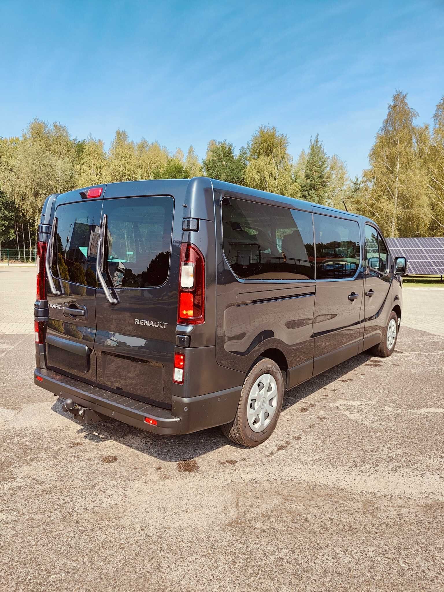 Wynajem busa, Wypożyczalnia, Bus 9 osobowy, kat. B Renault Trafic Long