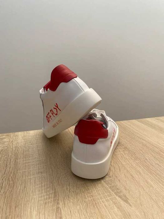 Sapatilhas Off Play, novas, tamanho 42