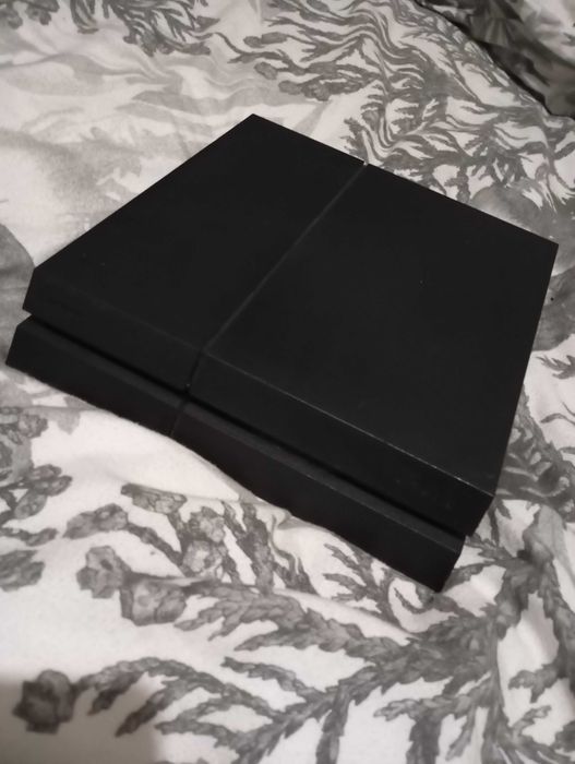 PS4 1tb z okablowaniem, padem i grami