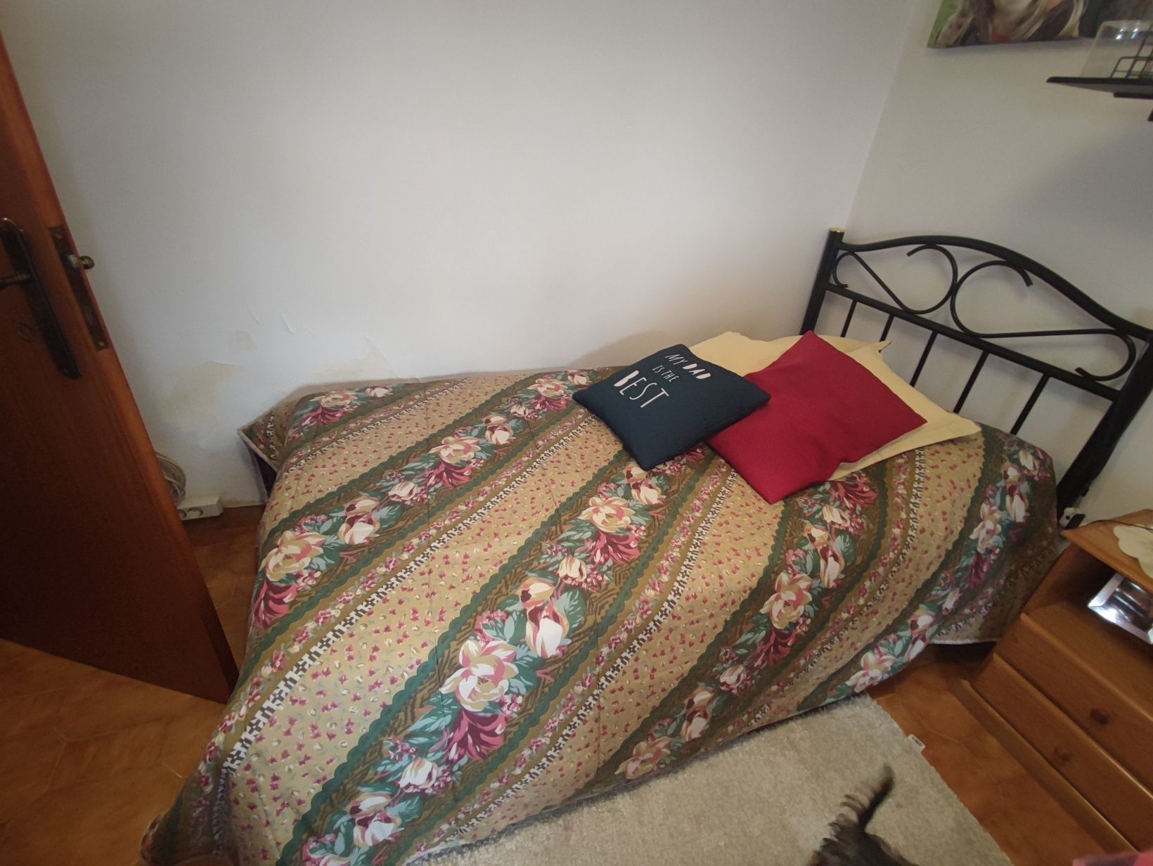 Cama solteiro em preto