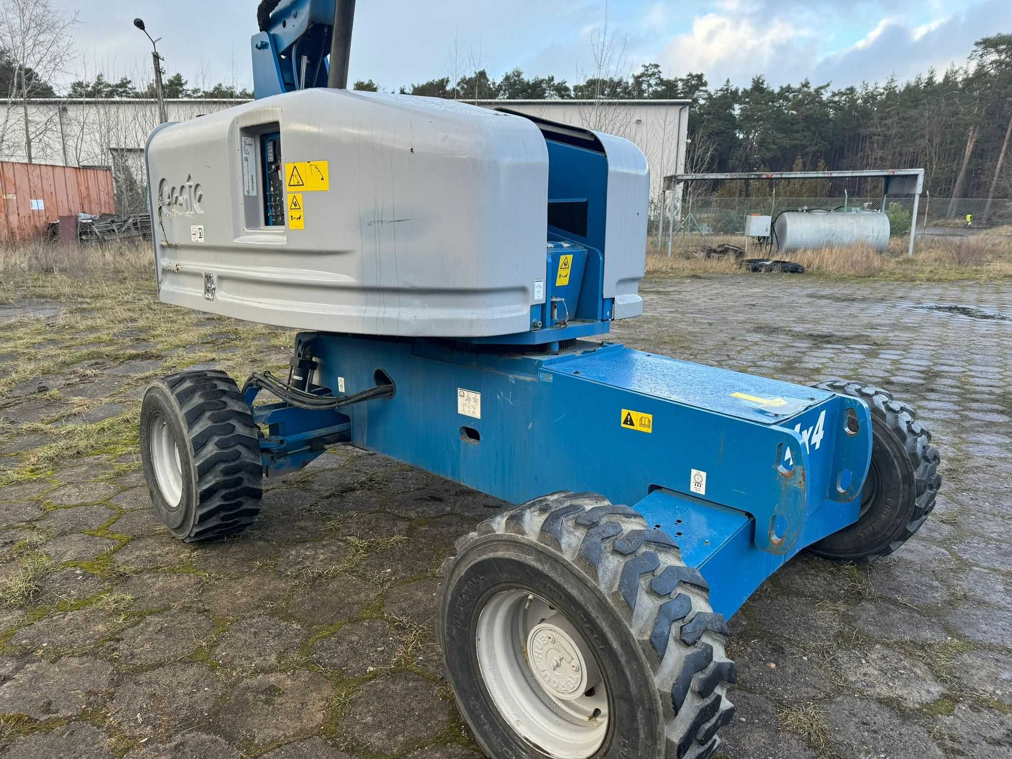 Terenowy podnośnik teleskopowy GENIE S45, 15,8 m. netto: 59.000 PLN.