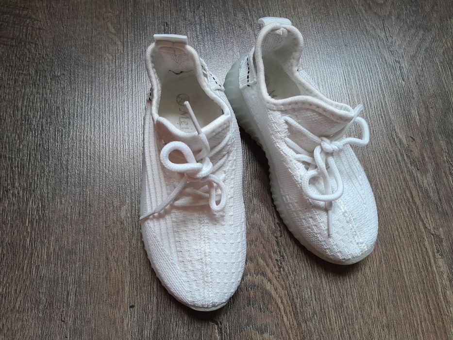 Дитячі кросівки 26 р.