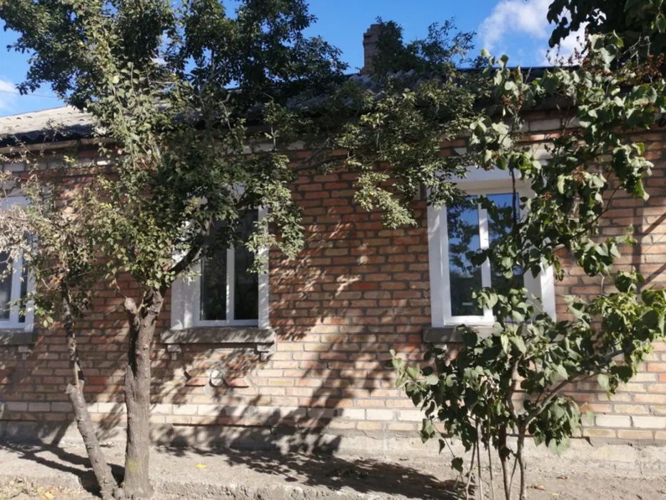 Продам будинок з ексклюзивною земельною ділянкою в центрі міста.