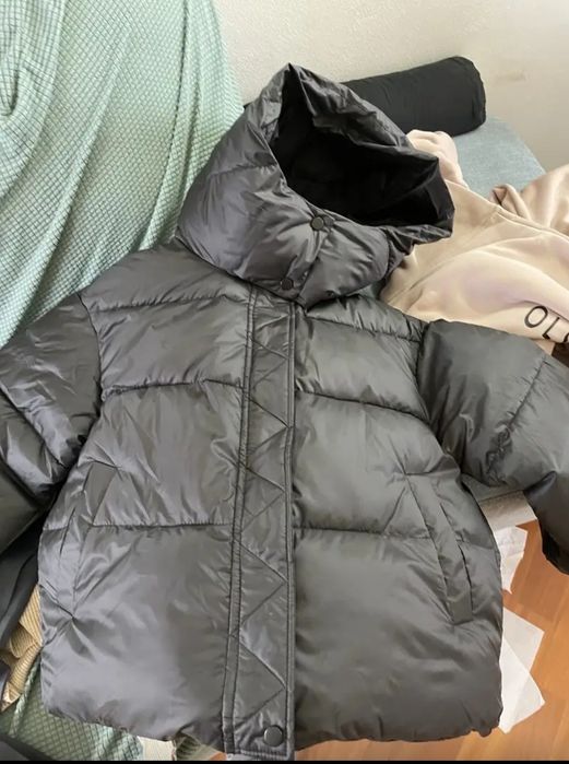 Продаю чорну жіночу куртку