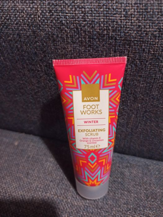 Avon Złuszczający scrub do stóp Foot Works Winter– 75 ml