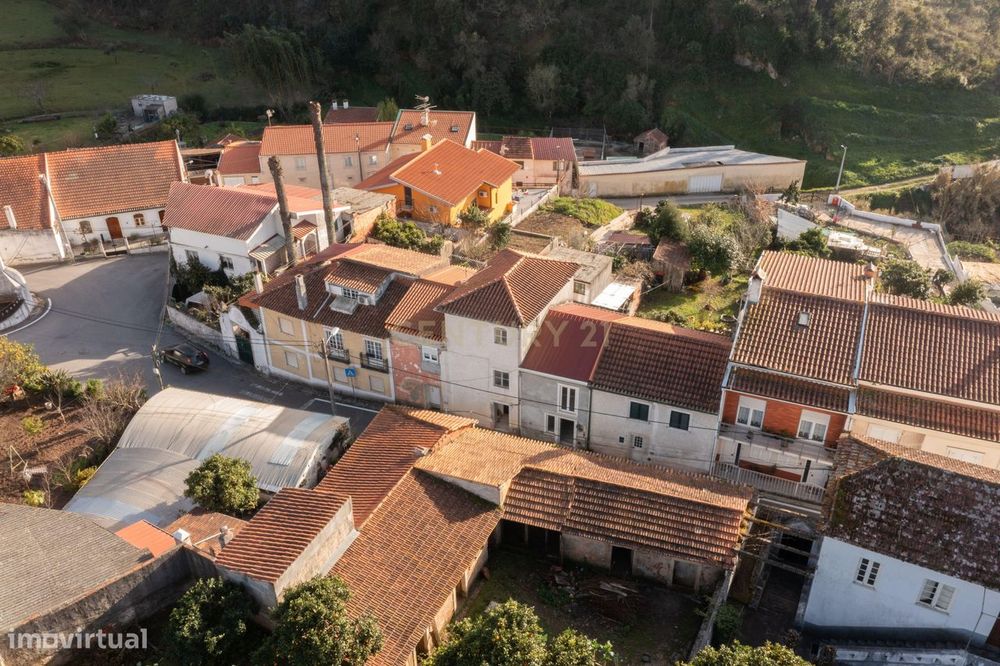Moradia T4 em Eiras,  com terraço, composta por três pisos.