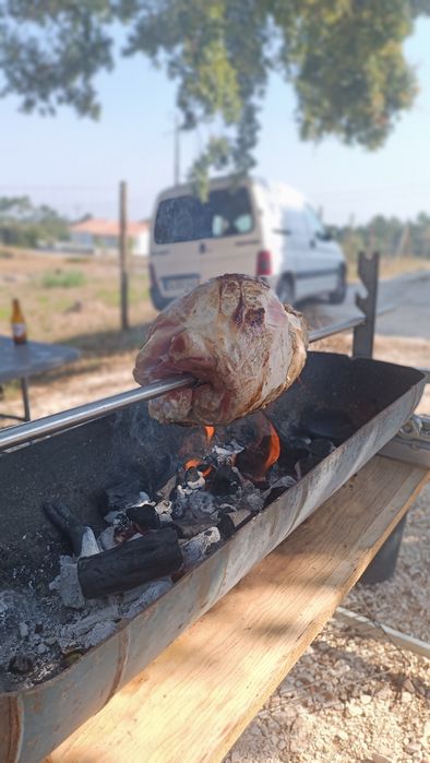 Assamos pernil no espeto