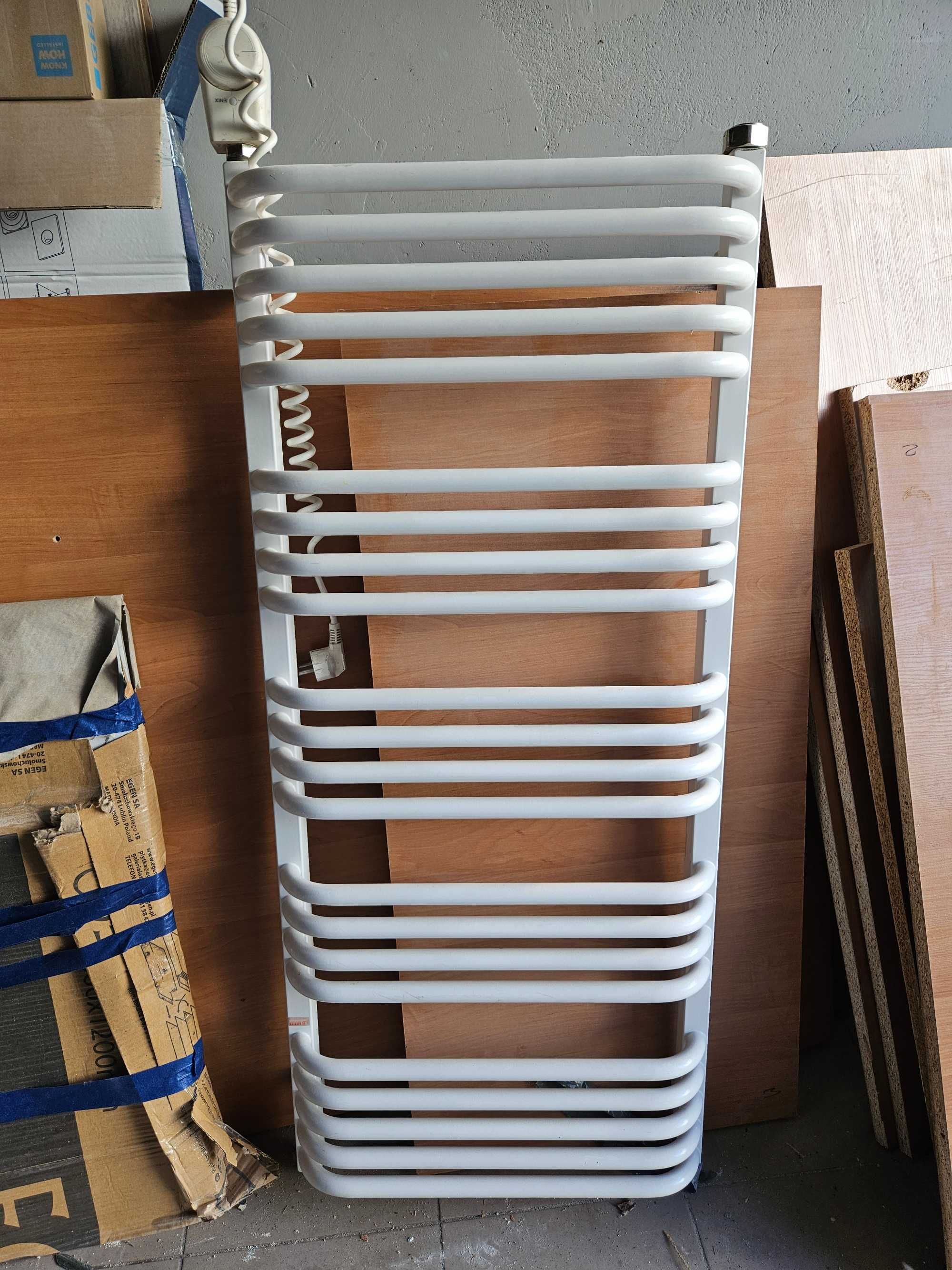 Grzejnik łazienkowy 110x50cm, z grzałką elektryczną