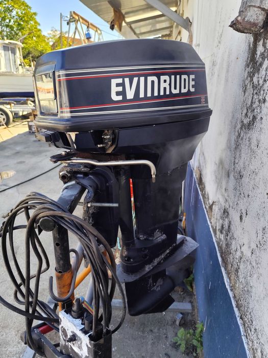 Motor Evinrude 40 hp 2 tempos avariado para peças  ( barco )