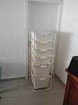 Móvel IKEA com 6 cestos brancos