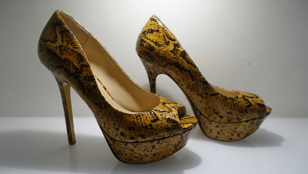 Dune, szpilki , lakierowane musztardowo-czarne open toe , rozmiar 38