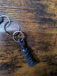Brelok z linki paracord 550 – wytrzymały, rękodzieło (zielony/czarny