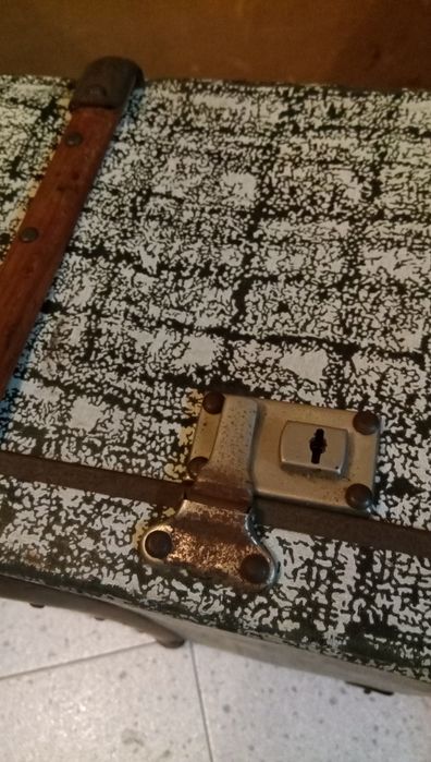 Grande malão antigo de viagem