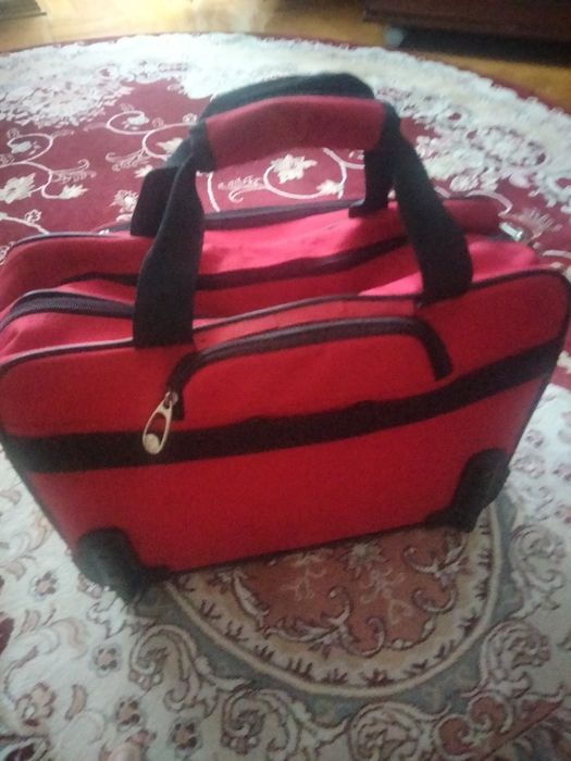 сумки дорожні одна жіноча роз45/30 червона друга розмір65/35