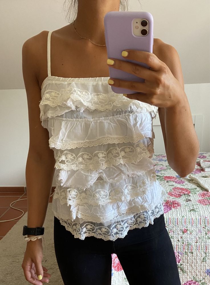 Top branco c/ folhos e renda