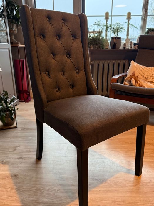 Komplet 6 krzeseł tapicerowanych – solidne, wygodne, jedno uszkodzone