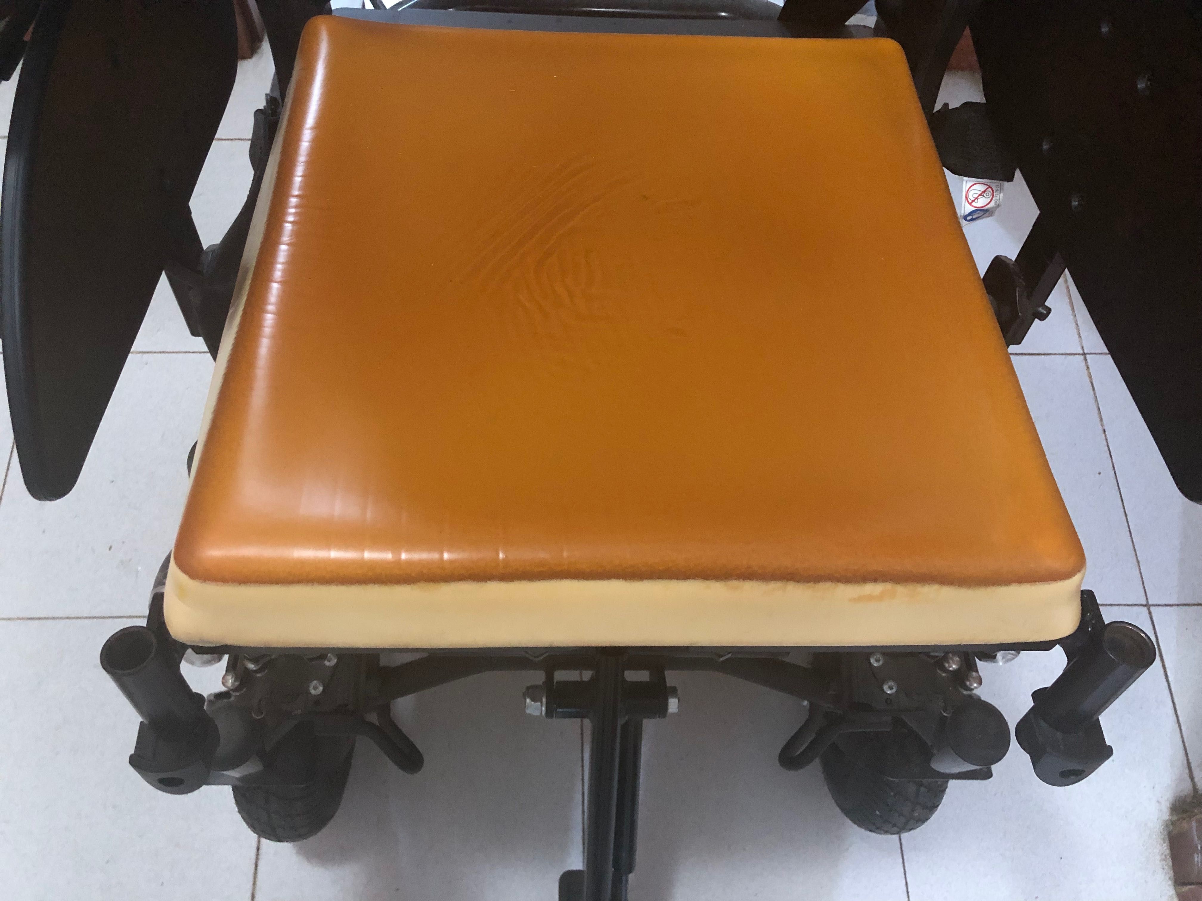 Vendo Cadeira Invacare Bora + Almofada Roho