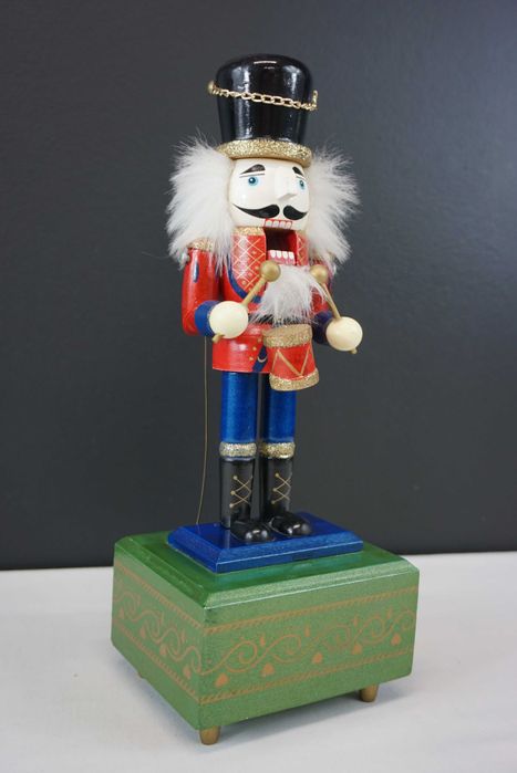 Ruchomy dziadek do orzechów pozytywka figurka drewniana vintage