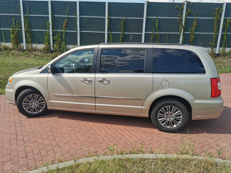 2014 Chrysler Town & Country Touring L Złoty a skromny