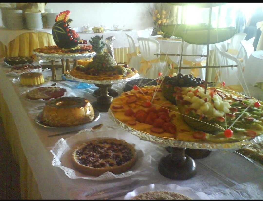 Saias de mesas e toalhas para eventos
