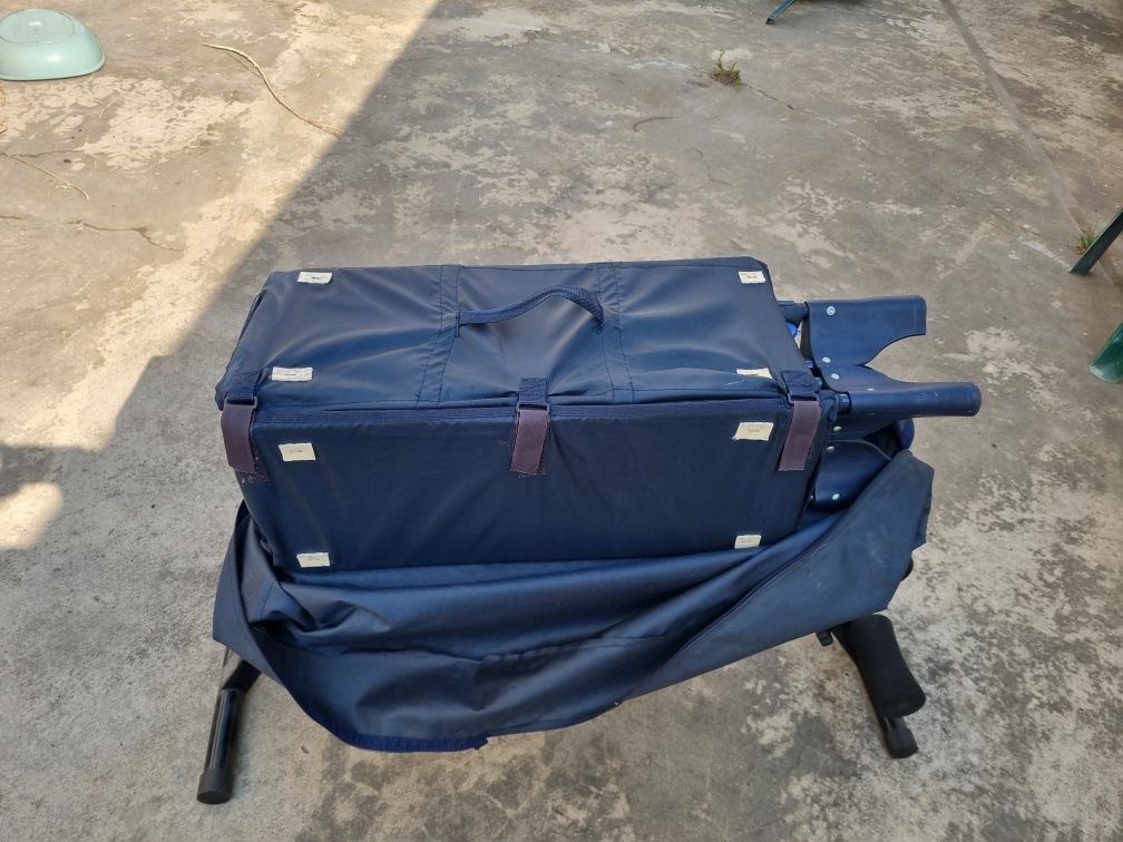 Cama de viagem e cadeira
