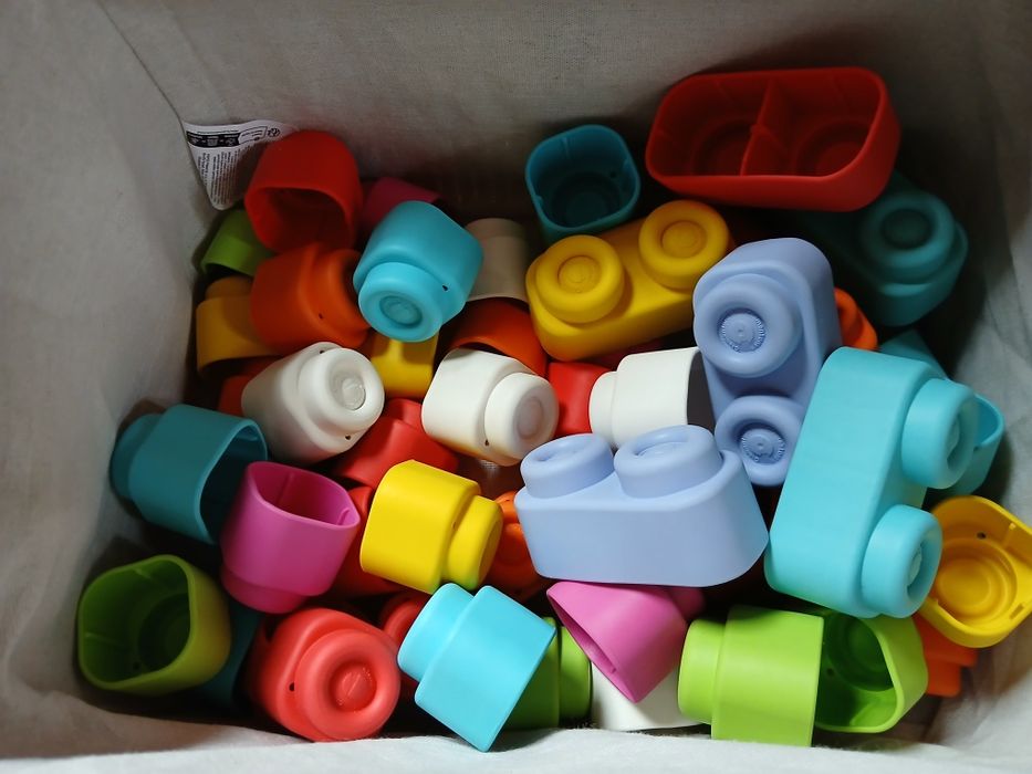 Kula sensoryczna i duży zestaw gumowych klocków Clementoni