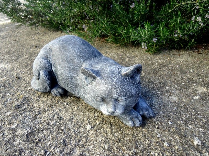 Gato deitado - decoração casa & jardim