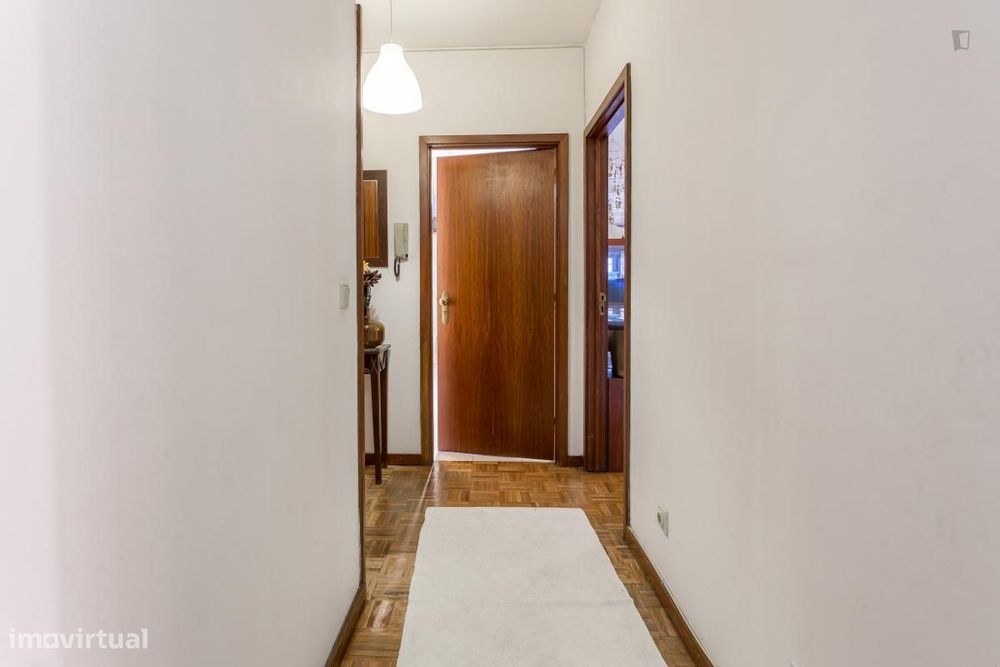 Quarto - localizado em Matosinhos Porto