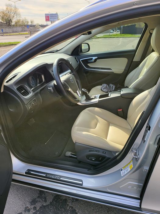 Volvo V60 2016 2.0. Бензин