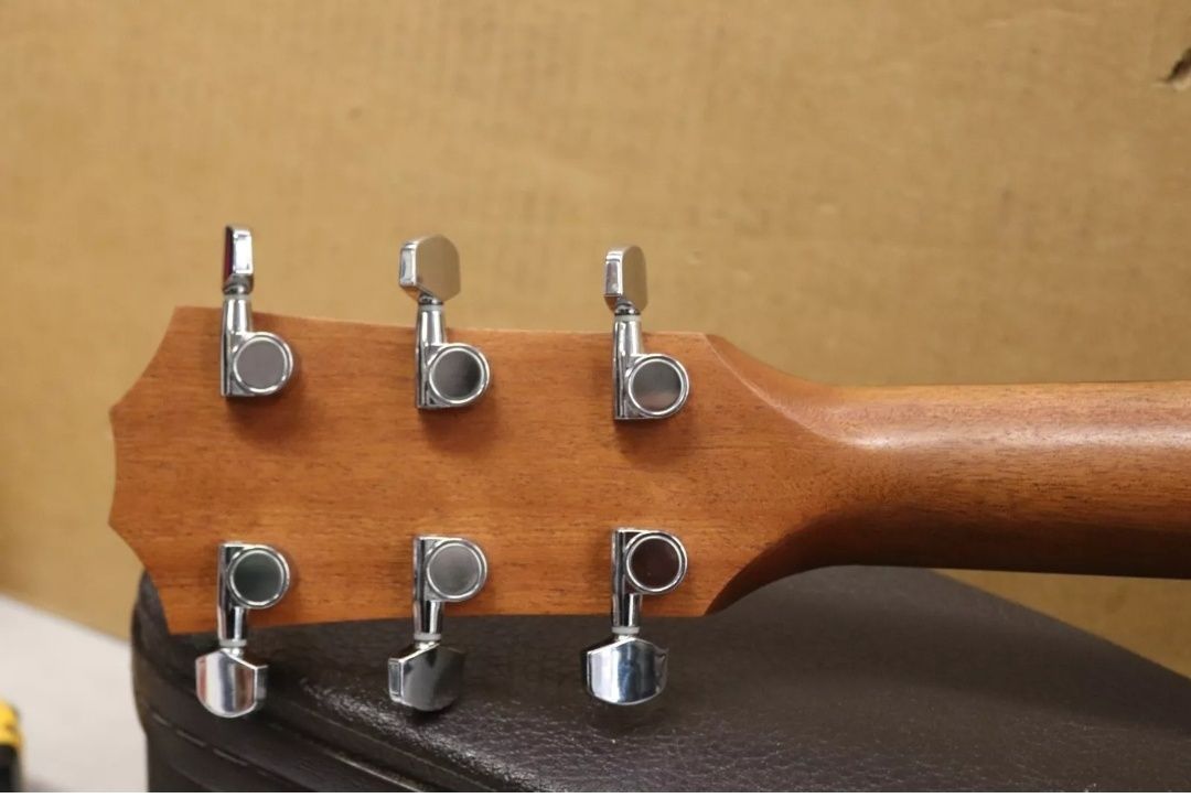 Гитара  Taylor 214CE Deluxe.