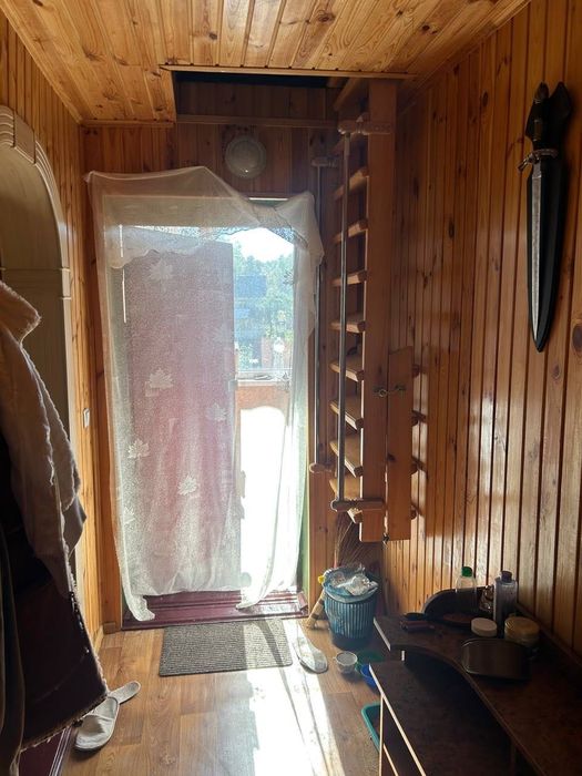 Сучасний гарний садовий будинок біля озера YV