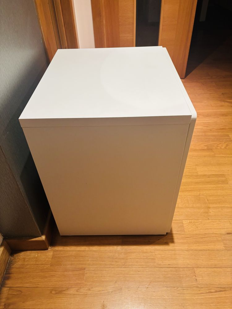 Ikea - Armário / Mesa de Cabeceira