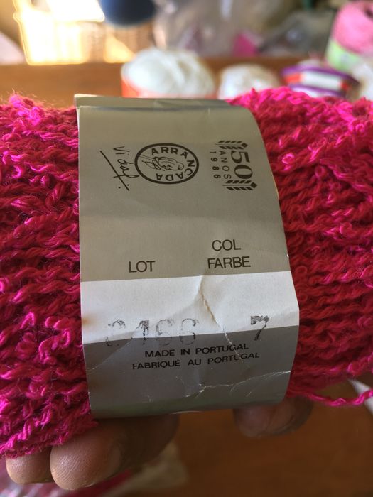 Novelos rosa forte “Espuma” da Arrancada, 100% acrílico, 50 gramas