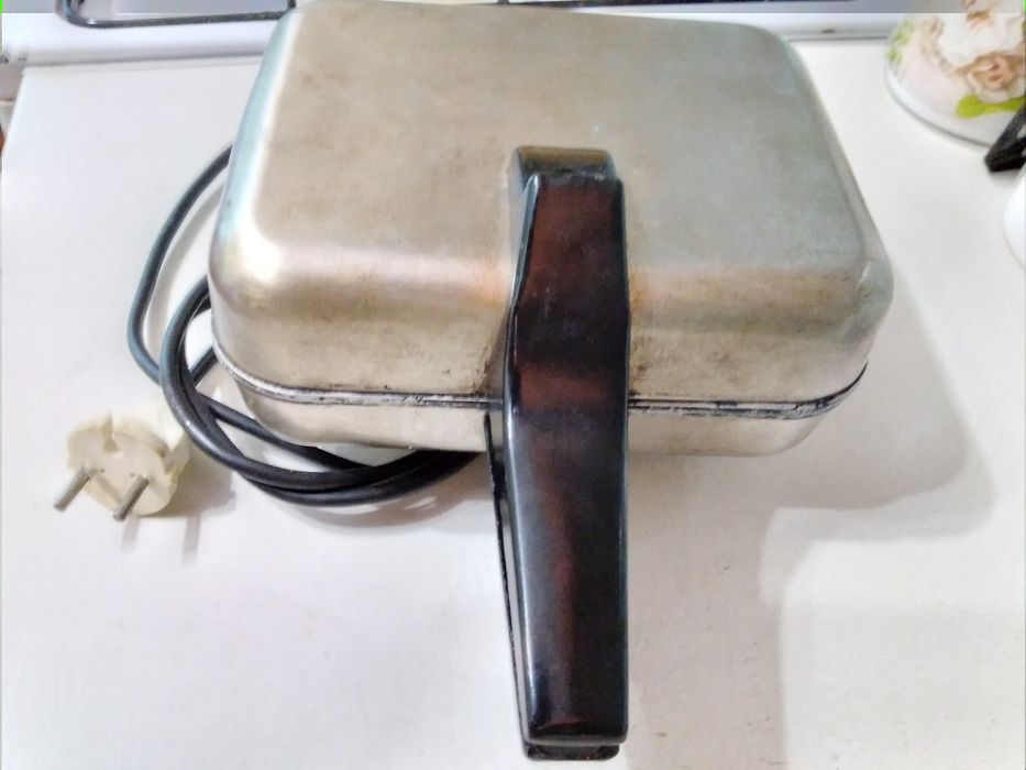 Электровафельница Ласунка.