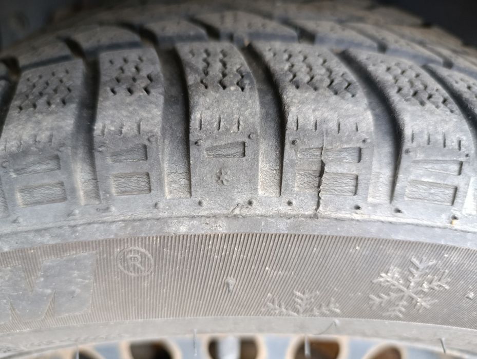 Zamienię 4 roczne nalewane opony R16 z felgami Ford Mondeo (250zl)