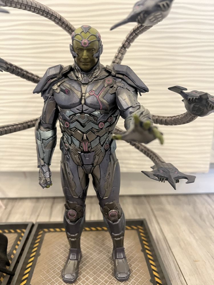 Figurki Batman i Brainiac z edycji kolekcjonerskiej Injustice 2