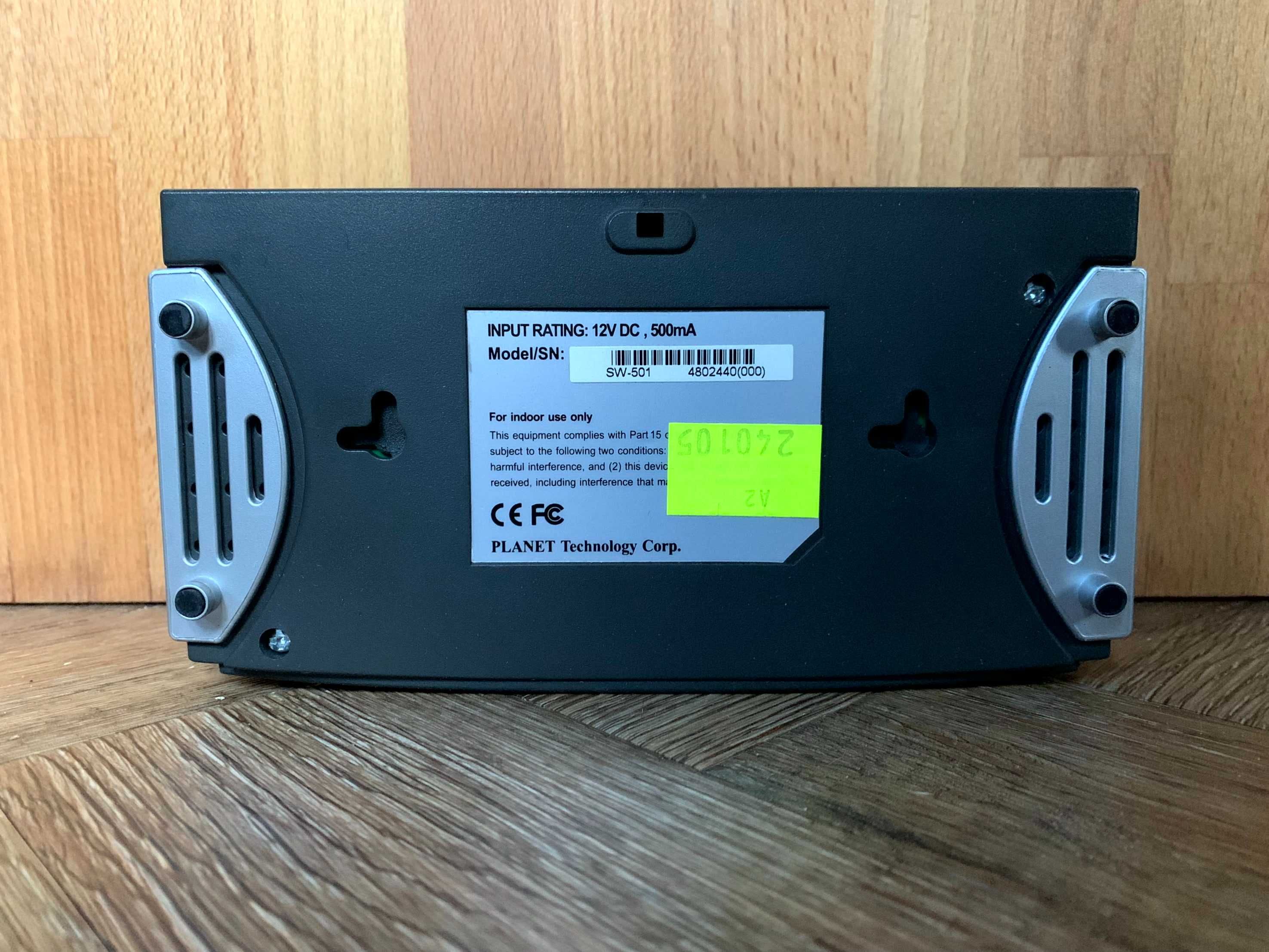 Planet SW-501 ethernet switch z zasilaczem sprawny 12V DC 500 mA BDB