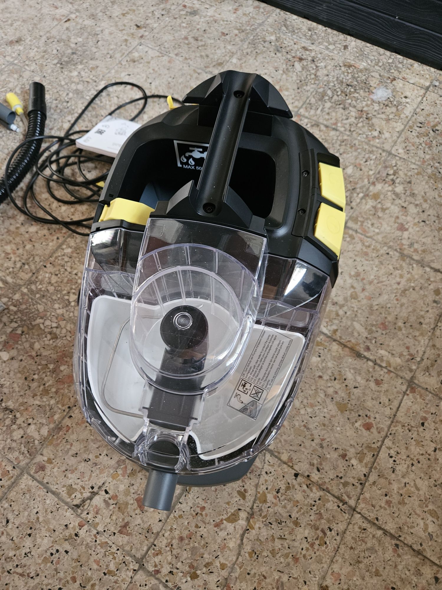 Maquina karcher  puzzi 8/1