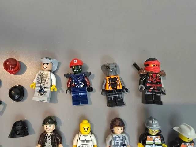 Minifiguras tipo Lego com armas e acessórios
