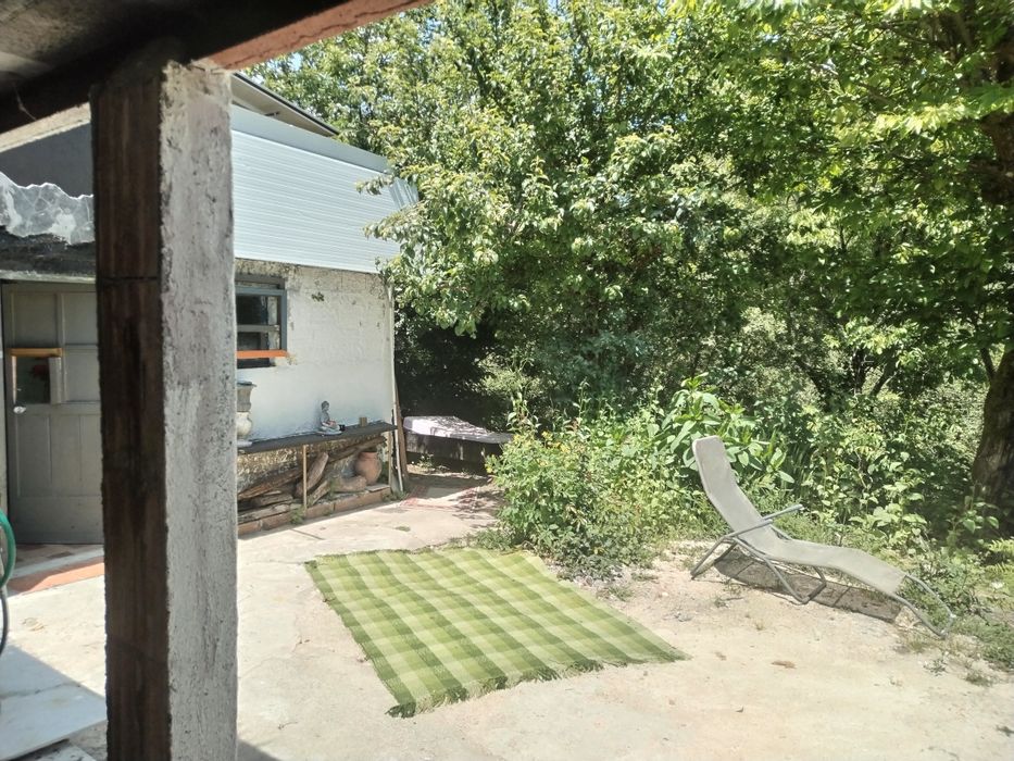 Casa no rio em terreno rústico