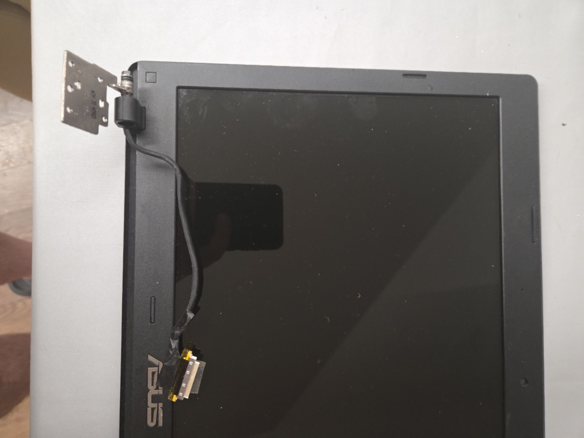 Sprzedam sprawny klapę Matrycy do laptopa ASUS X55A