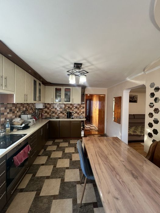 Продаж частини будинку на Крошні. 120 м2, 7 соток. Торг.