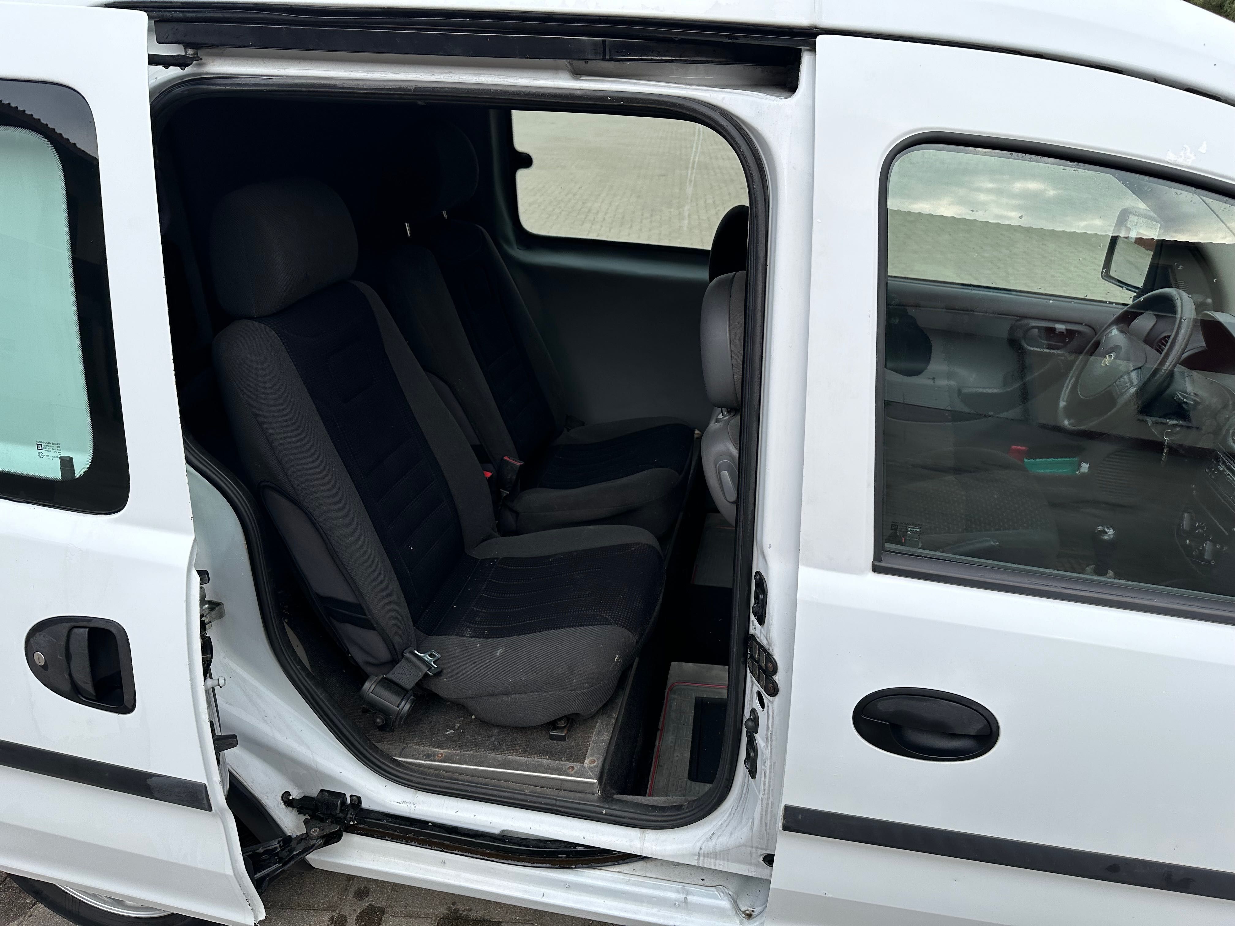 Opel Combo pojazd specjalny czteroosobowy