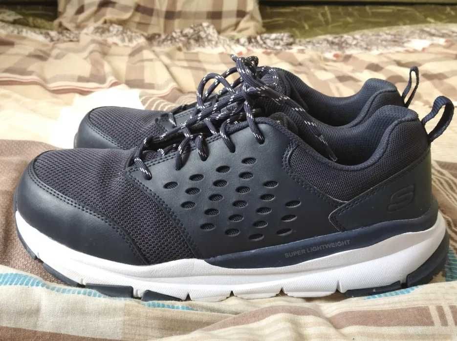 Рабочие кроссовки Sketchers.