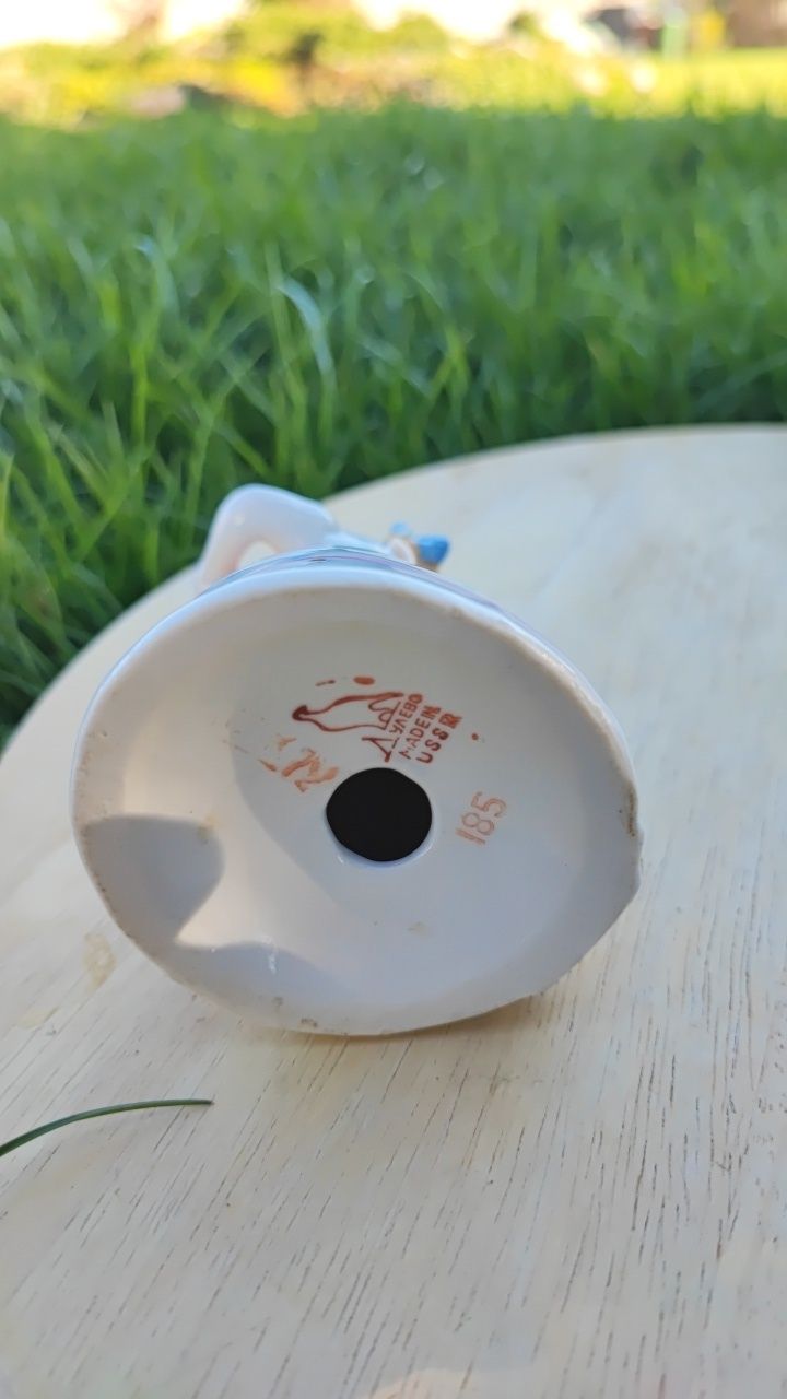 Porcelanowa figurka Dziewczynka z czajnikiem Dulovo 64-68